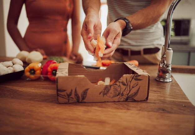 Photo la moitié d'une femme jouant avec des blocs de jouets sur la table