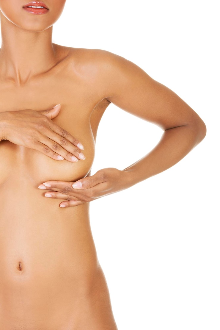 Photo la moitié d'une femme nue debout sur un fond blanc