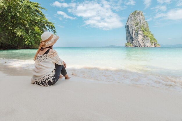 La moitié d'une femme sur la plage contre le ciel