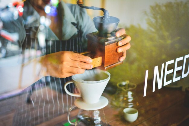 Photo la moitié d'une femme préparant du café sur la table