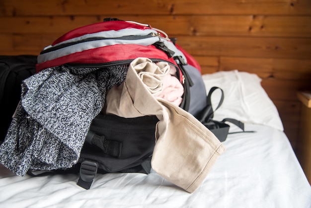 La moitié d'une femme qui dort sur le lit à la maison