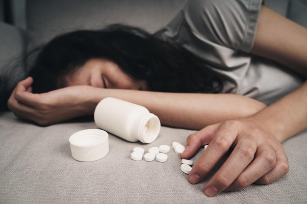 Photo la moitié d'une femme qui dort sur la table à la maison