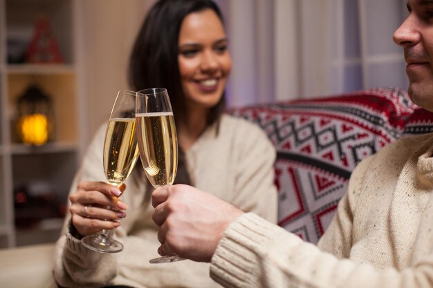 Photo la moitié d'une femme souriante tenant un verre