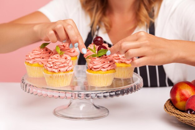 Photo la moitié d'une femme tenant de la crème glacée sur la table