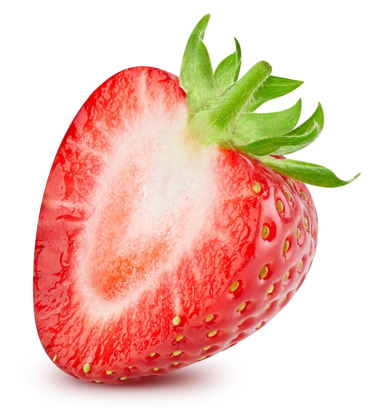 Photo la moitié des fraises isolé sur fond blanc