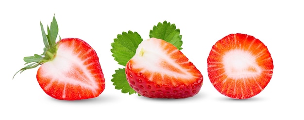 La moitié des fraises isolé sur une surface blanche