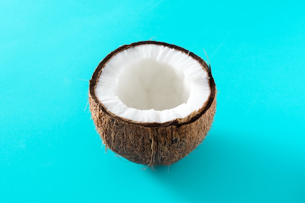 La moitié des fruits de noix de coco isolé sur bleu