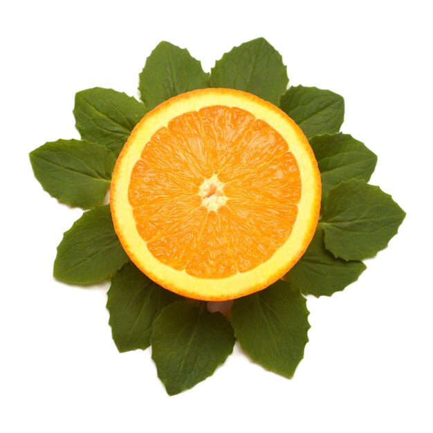 La moitié des fruits orange avec des feuilles vertes de menthe isolé sur fond blanc Creative concept d'aliments sains Jus Nature Télévision jeter Vue de dessus