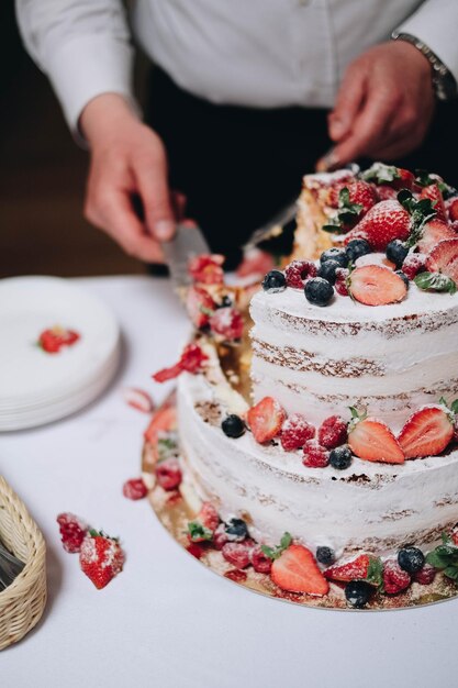 La moitié d'un gâteau de mariage sur la table