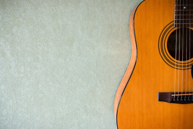 La moitié d'une guitare acoustique sur blank