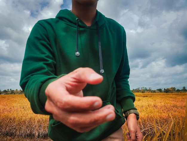 Photo la moitié d'un homme dans le champ contre le ciel