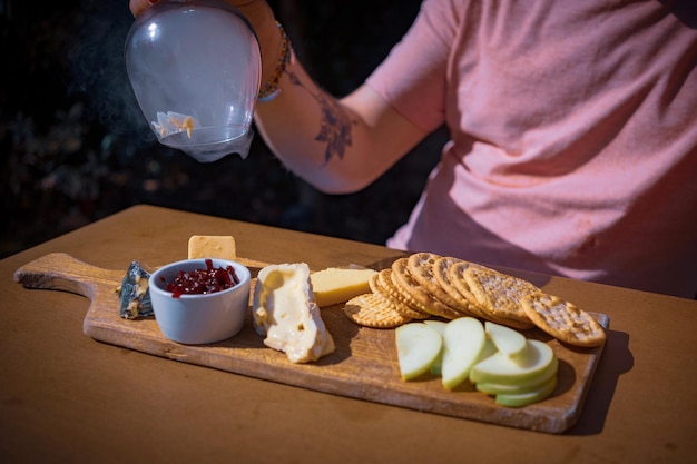 Photo la moitié d'un homme et d'une femme ayant de la nourriture sur la table