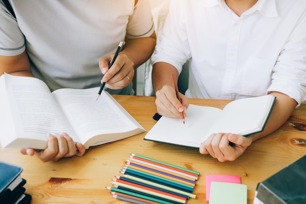 La moitié d'un homme lisant un livre sur la table.