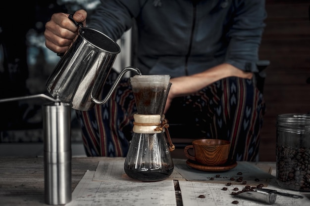 La moitié d'un homme prenant du café dans un café