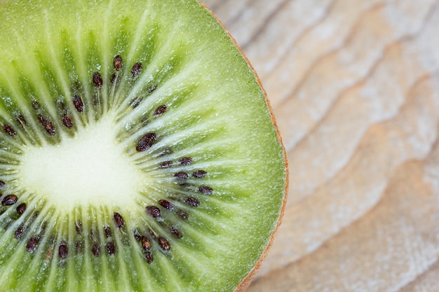 Moitié kiwi sur un fond en bois