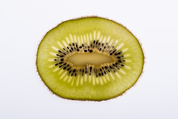 Moitié kiwi isolé sur blanc