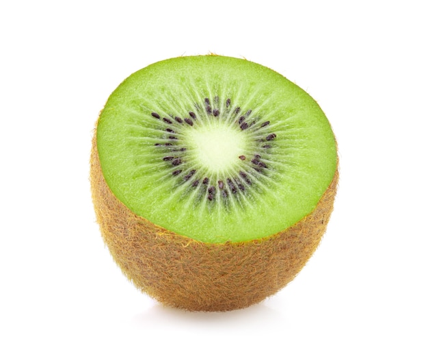 La moitié d'un kiwi isolé sur un fond blanc