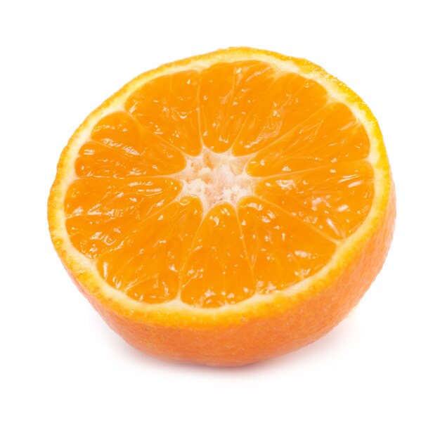 La moitié de la mandarine orange isolé sur fond blanc