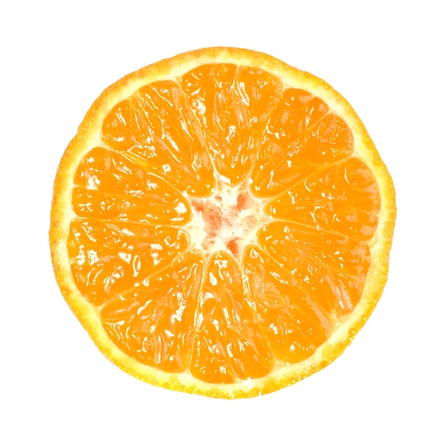 La moitié de la mandarine orange isolé sur fond blanc