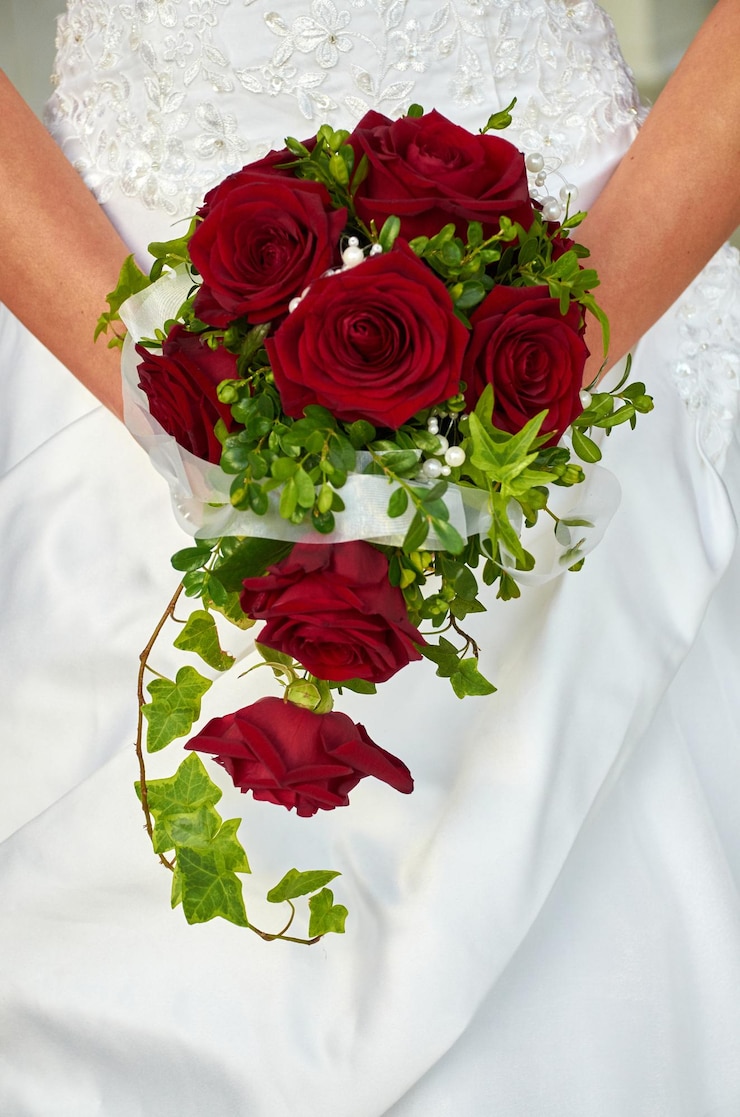 Photo la moitié de la mariée tenant un bouquet de roses