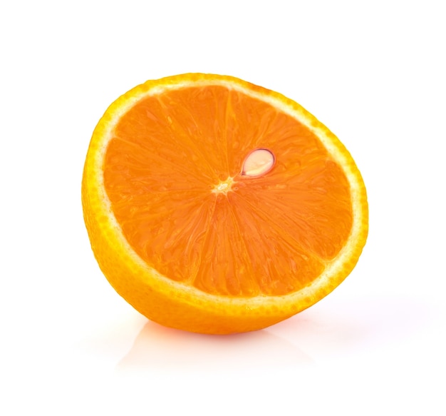 Moitié mûre d'agrumes orange isolé sur blanc