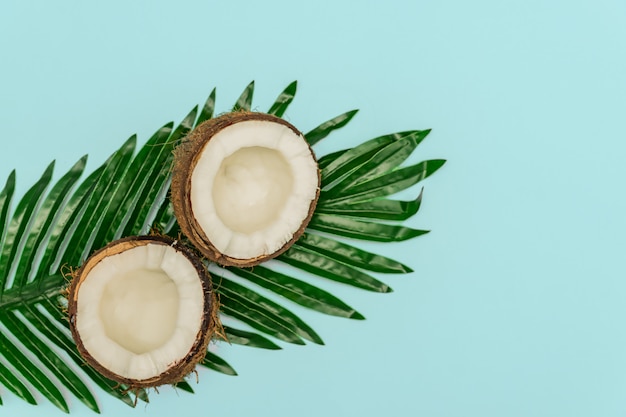 La moitié de noix de coco crue fraîche sur fond de bue. Vue de dessus, pose à plat