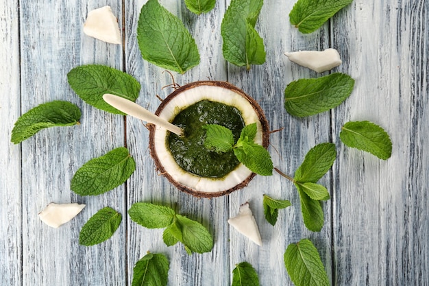 Moitié de noix de coco avec sauce chutney à la menthe sur table