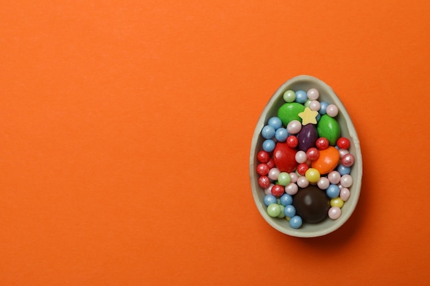 La moitié de l'oeuf en chocolat avec des bonbons à l'orange