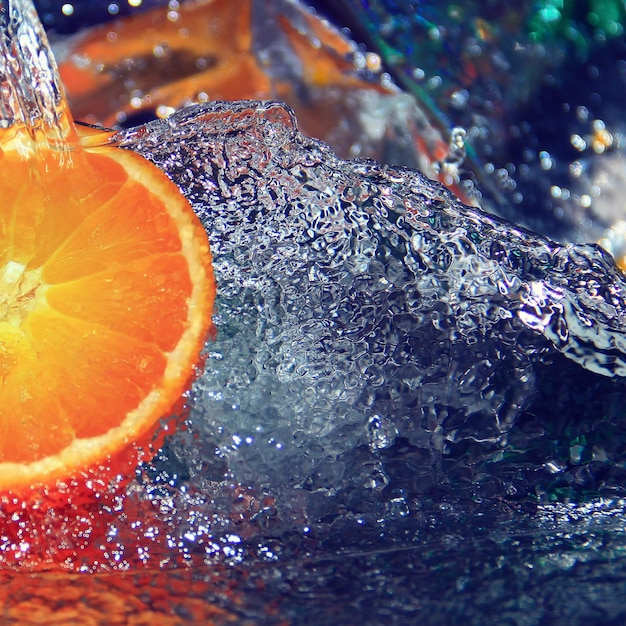 La moitié d'orange avec des éclaboussures d'eau