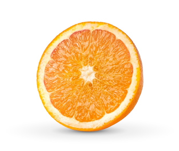 La moitié orange isolé sur blanc