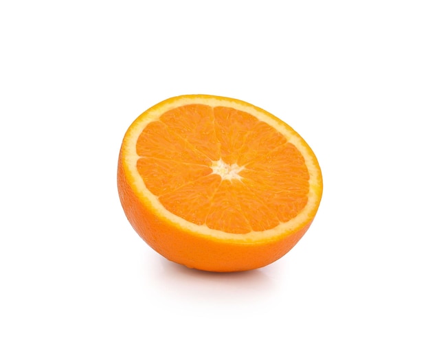 La moitié d'orange isolé sur fond blanc.