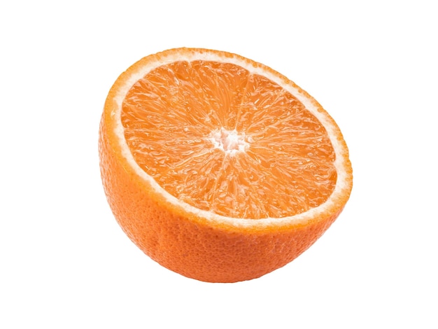 La moitié d'une orange mûre isolé sur fond blanc avec copie espace pour le texte ou les images de fruits avec jui