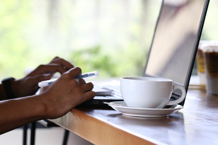 Photo la moitié d'une tasse de café sur la table