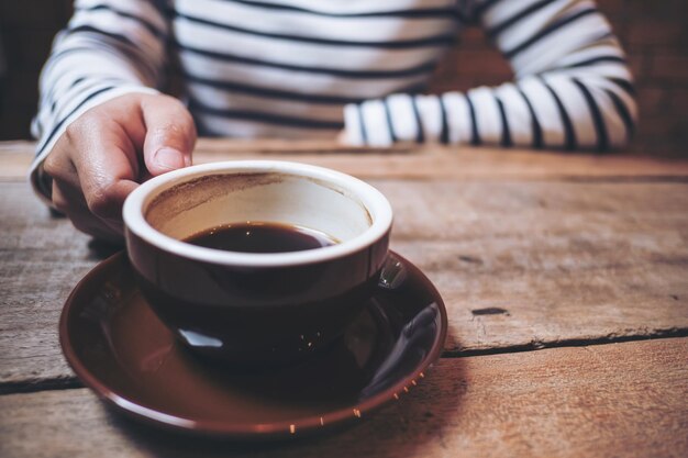 La moitié d'une tasse de café sur la table