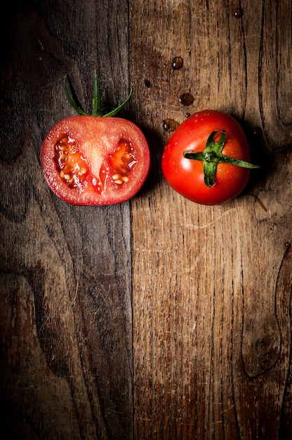 moitié tomate sur bois