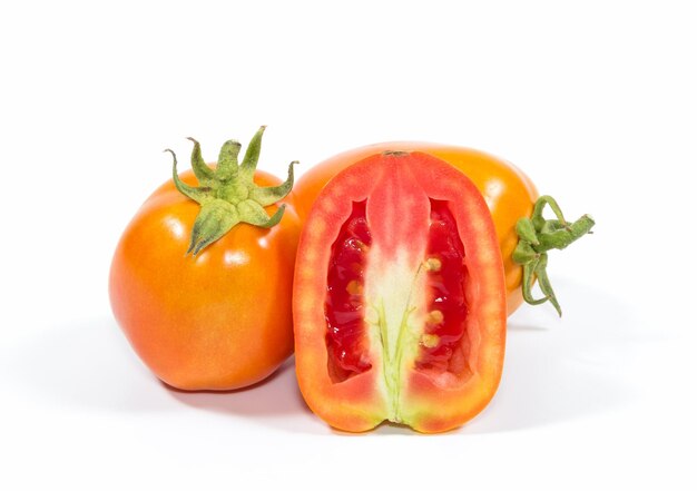 Une moitié de tomate fraîche sur fond blanc