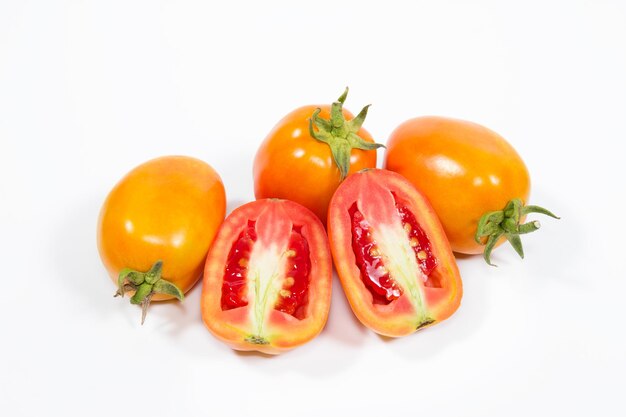 Une moitié de tomate fraîche sur fond blanc