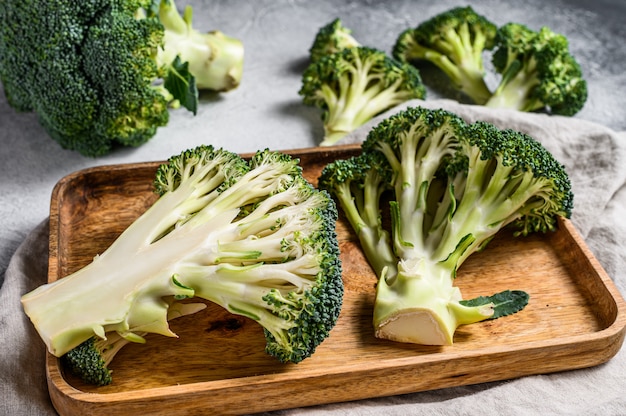 Moitiés de brocoli frais dans un bol en bois.