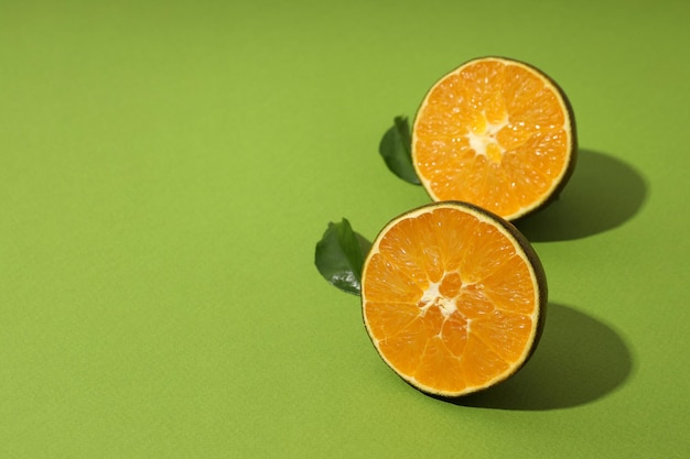 Moitiés de chocolat orange sur fond vert