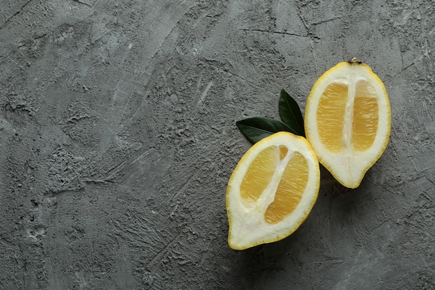 Moitiés de citron sur gris