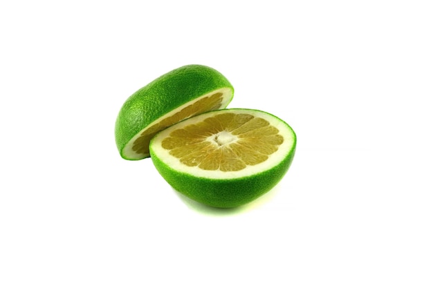 Moitiés de citron vert juteux isolé sur fond blanc
