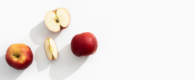 Des moitiés entières et des pommes coupées sur fond blanc Vue de dessus mise à plat Bannière