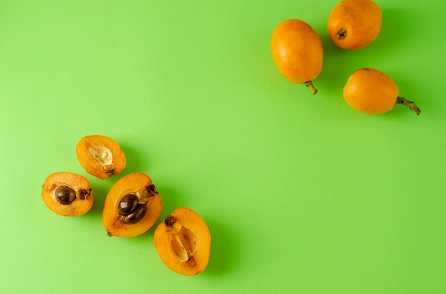 Moitiés d&#39;un fruit de Loquat sur un vert vif