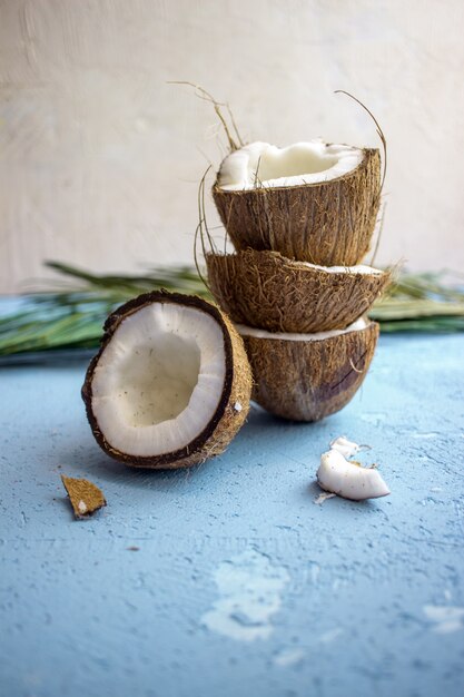 Moitiés de noix de coco sur fond bleu