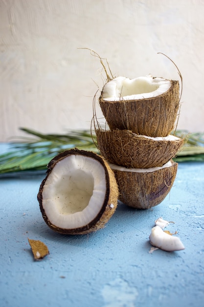 Moitiés de noix de coco sur fond bleu