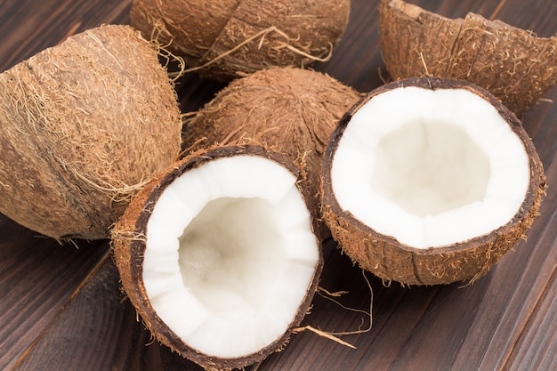 moitiés de noix de coco fraîche et de noix de coco