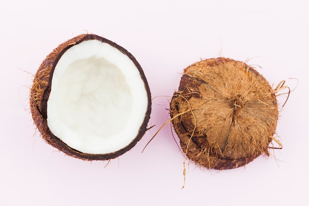 Photo des moitiés de noix de coco fraîchement concassée