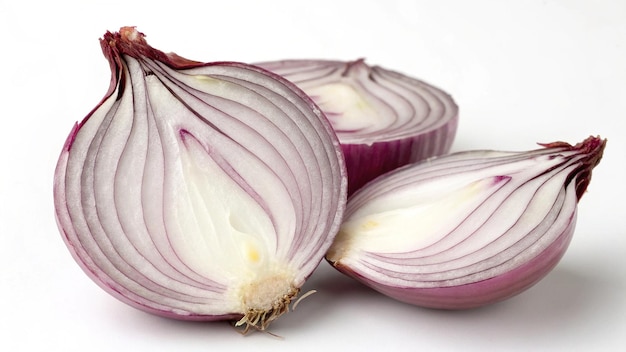 Des moitiés d'oignons frais sur fond blanc