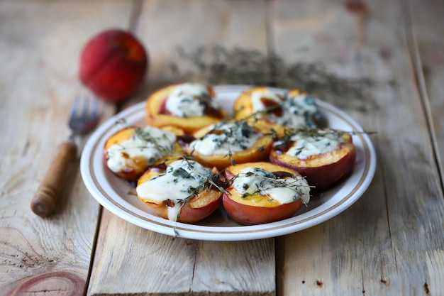 Moitiés de pêches au fromage bleu et au thym sur une assiette.