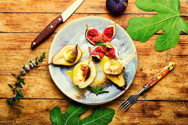 Moitiés de poires rôties aux figues farcies au fromage